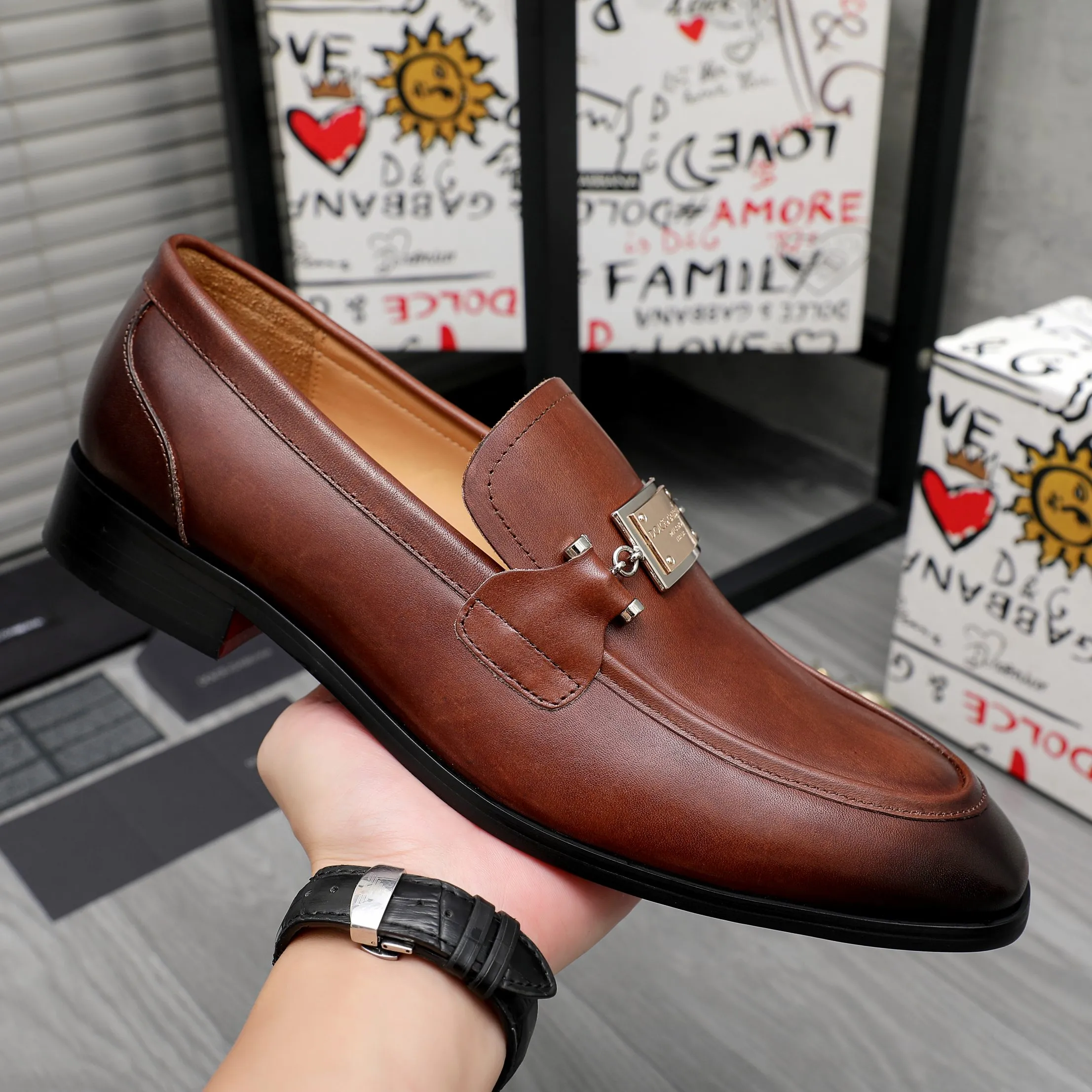 Men's shoes 💰500 Product trademark: DG (Dolce & Gabbana) business casual leather shoes Regular size: 38-45 (45 is custom-made and non-returnable) Product materials: Selected high-quality color-brushed cowhide upper, cowhide lining, original outsole